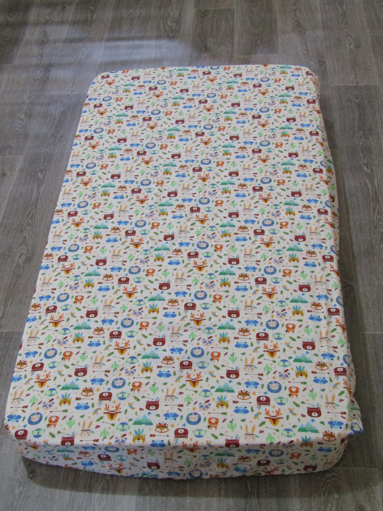 Fitted cot sheet-Tribal animals,white