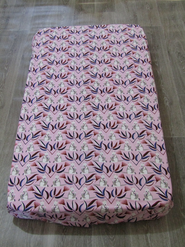 Fitted cot sheet-Kangaroo,pink