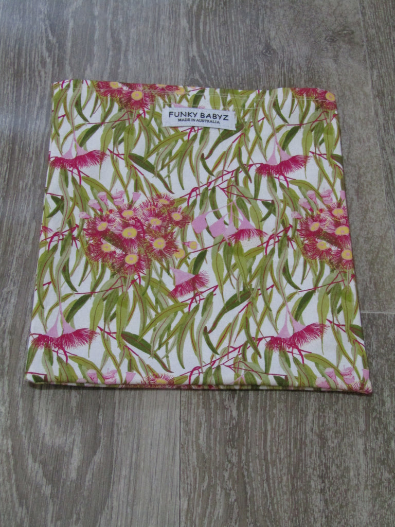 Fitted cot sheet-Pretty gum blossom