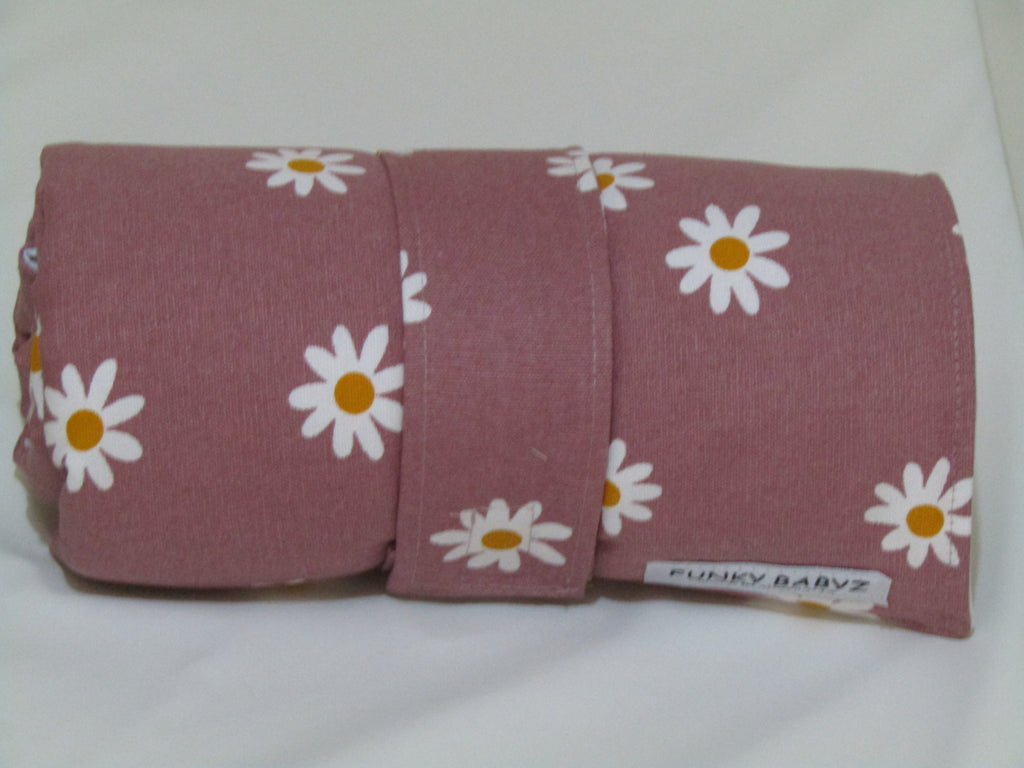 Waterproof changing mat-White daisies,dusty pink
