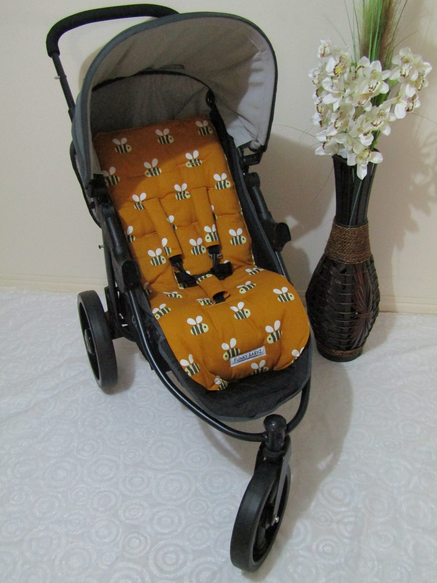 Pram/stroller seat liner-Buzzing bees